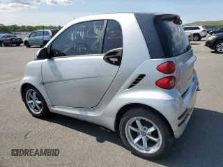 2011 Smart fortwo Pure z VIN WMEEJ3BA6BK449704, wystawiony jako Copart lot #69454434 z przebiegiem 23 581 mil mil oraz Tytuł czysty. Historia ofert i sprzedaży dostępna na DreamBid. Obrazek 2.