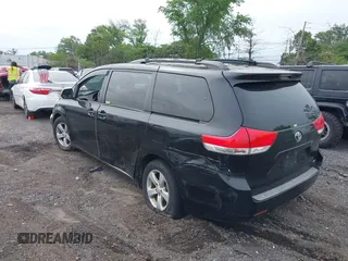 2011 Toyota Sienna LE AAS с VIN 5TDKK3DC2BS035759, выставлен на аукционе IAAI как лот 42331797 с пробегом 86 302 миль миль и . История ставок и продаж доступна на DreamBid. Изображение 3.