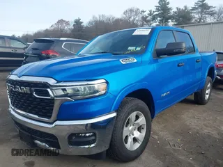 2025 Ram 1500 Big Horn z VIN 1C6RRFFG5SN516145, wystawiony jako IAAI lot #41040685 z przebiegiem 5 125 mil mil oraz . Historia ofert i sprzedaży dostępna na DreamBid. Obrazek 17.