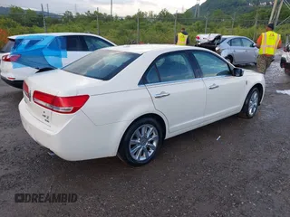 2012 Lincoln MKZ z VIN 3LNHL2JC1CR822059, wystawiony jako IAAI lot #42446311 z przebiegiem 93 202 mil mil oraz . Historia ofert i sprzedaży dostępna na DreamBid. Obrazek 4.