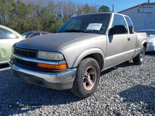 2000 Chevrolet S-10 LS with VIN 1GCCS1953Y8230205, listed as a IAAI auction lot 41291801 with 97,197 mi miles. Bid and sale history available at carsss.com. Image 2.