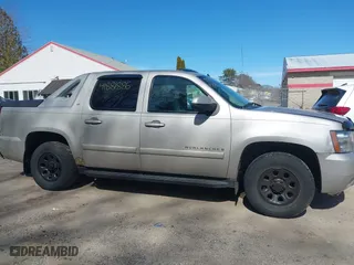 2007 Chevrolet Avalanche LTZ with VIN 3GNFK12357G123484, listed as a IAAI auction lot 41881886 with 181,223 mi miles. Bid and sale history available at carsss.com. Image 14.