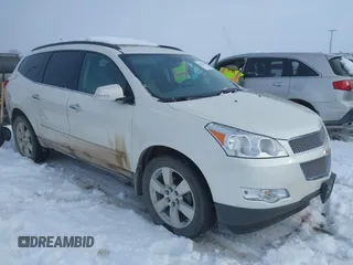 2012 Chevrolet Traverse LTZ z VIN 1GNKVLED6CJ289589, wystawiony jako IAAI lot #41226374 z przebiegiem 122 515 mil mil oraz . Historia ofert i sprzedaży dostępna na DreamBid. Obrazek 1.