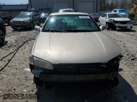 1998 Toyota Camry LE z VIN 4T1BG22K0WU858838, wystawiony jako Copart lot #53525565 z przebiegiem 133 777 mil mil oraz Czysty tytuł • Clean title. Historia ofert i sprzedaży dostępna na DreamBid. Obrazek 5.