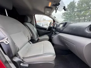 2018 Nissan NV200 SV z VIN 3N6CM0KN1JK70221, wystawiony jako Copart lot #57728825 z przebiegiem 177 867 mil mil oraz Tytuł czysty. Historia ofert i sprzedaży dostępna na DreamBid. Obrazek 5.