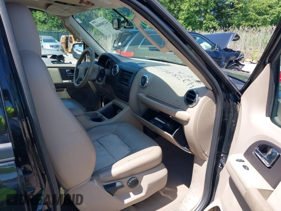 2006 Ford Expedition Eddie Bauer z VIN 1FMPU17596LB00921, wystawiony jako IAAI lot #42388660 z przebiegiem Nie podano mil oraz . Historia ofert i sprzedaży dostępna na DreamBid. Obrazek 5.