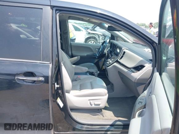 2016 Toyota Sienna XLE z VIN 5TDYK3DC5GS703586, wystawiony jako IAAI lot #42323587 z przebiegiem 127 640 mil mil oraz . Historia ofert i sprzedaży dostępna na DreamBid. Obrazek 5.