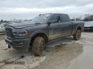2022 Ram 2500 Laramie z VIN 3C6UR5FL7NG267832, wystawiony jako Copart lot #45134075 z przebiegiem 26 755 mil mil oraz Szkoda całkowita • Salvage title. Historia ofert i sprzedaży dostępna na DreamBid. Obrazek 1.