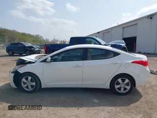2013 Hyundai Elantra GLS z VIN 5NPDH4AE7DH328536, wystawiony jako IAAI lot #42138081 z przebiegiem 105 199 mil mil oraz . Historia ofert i sprzedaży dostępna na DreamBid. Obrazek 14.