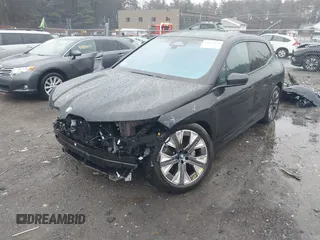 2024 BMW iX xDrive50 z VIN WB523CF00RCN76736, wystawiony jako IAAI lot #41162938 z przebiegiem 21 575 mil mil oraz . Historia ofert i sprzedaży dostępna na DreamBid. Obrazek 2.