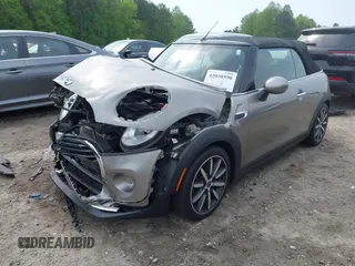 2016 MINI Convertible с VIN WMWWG5C53G3C19327, выставлен на аукционе IAAI как лот 42030590 с пробегом 33 898 миль миль и . История ставок и продаж доступна на DreamBid. Изображение 20.