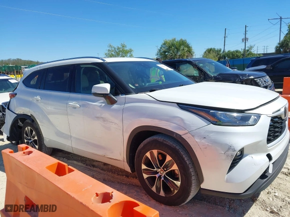 2020 Toyota Highlander XLE with VIN 5TDGZRAH7LS029834, listed as a IAAI auction lot 41833583 with 36,666 mi miles. Bid and sale history available at carsss.com. Image 13.