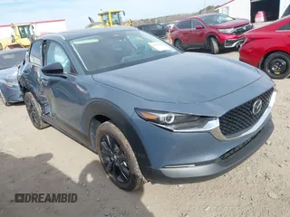 2024 Mazda CX-30 S Carbon Edition z VIN 3MVDMBCM5RM609657, wystawiony jako IAAI lot #41697804 z przebiegiem 8852 mil mil oraz . Historia ofert i sprzedaży dostępna na DreamBid. Obrazek 1.