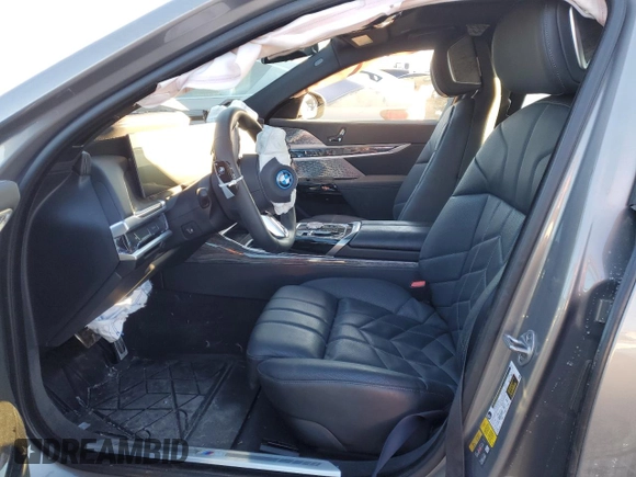 2023 BMW i7 xDrive60 z VIN WBY53EJ01PCM58257, wystawiony jako Copart lot #88787085 z przebiegiem Nie podano mil oraz Szkoda całkowita • Salvage title. Historia ofert i sprzedaży dostępna na DreamBid. Obrazek 7.