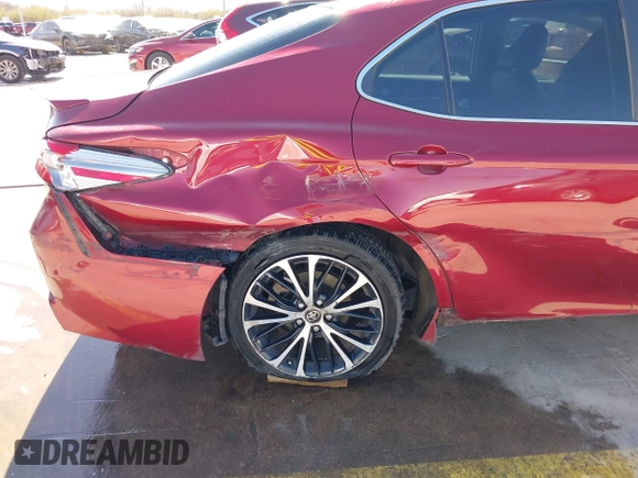 2018 Toyota Camry LE z VIN 4T1B11HK9JU583160, wystawiony jako IAAI lot #41707215 z przebiegiem 134 214 mil mil oraz . Historia ofert i sprzedaży dostępna na DreamBid. Obrazek 18.