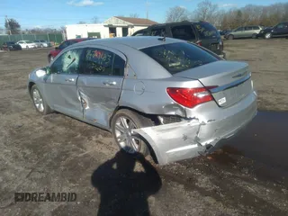 2011 Chrysler 200 Touring z VIN 1C3BC1FB0BN607153, wystawiony jako IAAI lot #38884887 z przebiegiem 153 027 mil mil oraz . Historia ofert i sprzedaży dostępna na DreamBid. Obrazek 3.