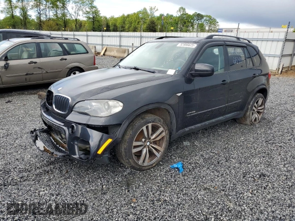 2013 BMW X5 xDrive35i z VIN 5UXZV4C5XD0G53045, wystawiony jako Copart lot #52986625 z przebiegiem 130 237 mil mil oraz Czysty tytuł • Clean title. Historia ofert i sprzedaży dostępna na DreamBid. Obrazek 1.
