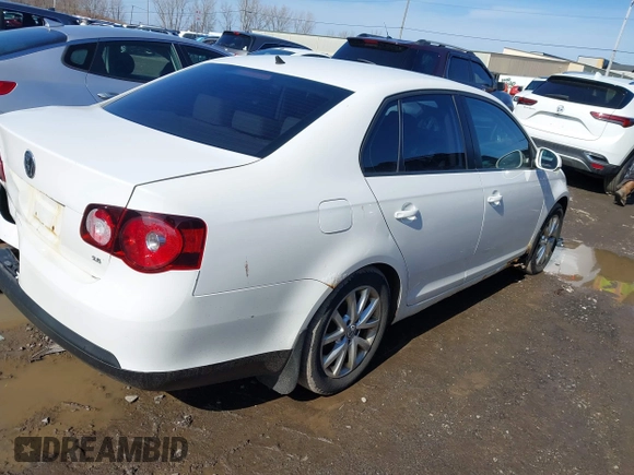 2010 Volkswagen Jetta Sedan Limited with VIN 3VWRZ7AJ1AM148618, listed as a IAAI auction lot 41812669 with 129,657 mi miles. Bid and sale history available at carsss.com. Image 4.