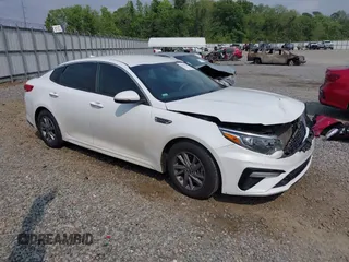 2020 Kia Optima LX z VIN 5XXGT4L31LG381346, wystawiony jako IAAI lot #42044720 z przebiegiem 145 726 mil mil oraz . Historia ofert i sprzedaży dostępna na DreamBid. Obrazek 1.
