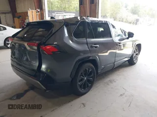 2022 Toyota RAV4 Hybrid XSE z VIN 4T3E6RFV4NU092518, wystawiony jako IAAI lot #42798470 z przebiegiem 51 581 mil mil oraz . Historia ofert i sprzedaży dostępna na DreamBid. Obrazek 4.