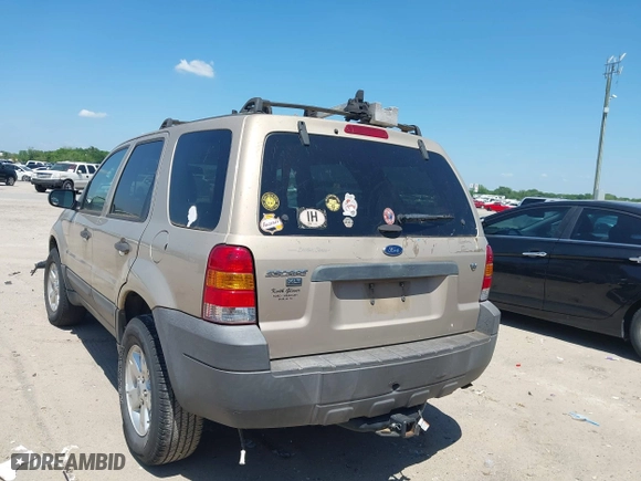 2007 Ford Escape XLT with VIN 1FMYU03147KA19656, listed as a IAAI auction lot 42106323 with 121,515 mi miles. Bid and sale history available at carsss.com. Image 3.