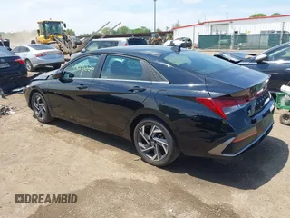 2025 Hyundai Elantra SEL Convenience z VIN KMHLS4DG9SU910615, wystawiony jako IAAI lot #42296527 z przebiegiem 11 590 mil mil oraz . Historia ofert i sprzedaży dostępna na DreamBid. Obrazek 3.