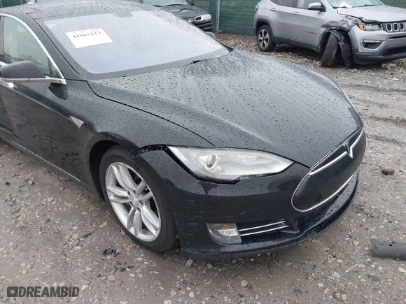 2013 Tesla Model S with VIN 5YJSA1DN9DFP03380, listed as a IAAI auction lot 41865213 with 184,831 mi miles. Bid and sale history available at carsss.com. Image 6.