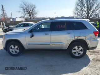 2011 Jeep Grand Cherokee Laredo z VIN 1J4RR4GG3BC589578, wystawiony jako IAAI lot #41804883 z przebiegiem 113 016 mil mil oraz . Historia ofert i sprzedaży dostępna na DreamBid. Obrazek 14.