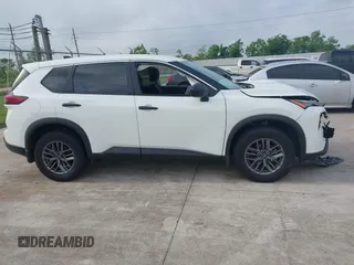 2024 Nissan Rogue S z VIN 5N1BT3AA5RC726064, wystawiony jako IAAI lot #42114661 z przebiegiem 4 306 mil mil oraz . Historia ofert i sprzedaży dostępna na DreamBid. Obrazek 13.