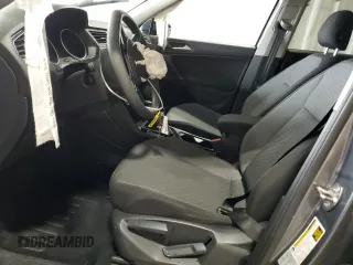 2018 Volkswagen Tiguan S z VIN 3VV1B7AX2JM030331, wystawiony jako Copart lot #56221945 z przebiegiem Nie podano mil oraz Szkody całkowita. Historia ofert i sprzedaży dostępna na DreamBid. Obrazek 7.