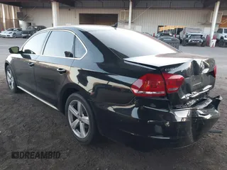 2015 Volkswagen Passat Limited Edition Edition z VIN 1VWAT7A3XFC123239, wystawiony jako IAAI lot #42321970 z przebiegiem 100 436 mil mil oraz . Historia ofert i sprzedaży dostępna na DreamBid. Obrazek 3.