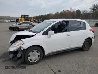 2009 Nissan Versa S z VIN 3N1BC13E19L392423, wystawiony jako Copart lot #55503505 z przebiegiem 96 147 mil mil oraz Szkoda całkowita • Salvage title. Historia ofert i sprzedaży dostępna na DreamBid. Obrazek 1.