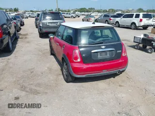 2006 MINI Hardtop с VIN WMWRC33536TJ74995, выставлен на аукционе IAAI как лот 42339671 с пробегом 219 625 миль миль и . История ставок и продаж доступна на DreamBid. Изображение 3.