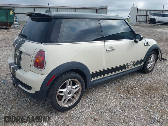 2008 MINI Hardtop S z VIN WMWMF73538TT89353, wystawiony jako IAAI lot #42647235 z przebiegiem 145 321 mil mil oraz . Historia ofert i sprzedaży dostępna na DreamBid. Obrazek 4.