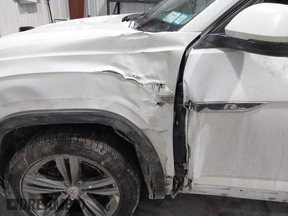 2019 Volkswagen Atlas SE z VIN 1V2XR2CA0KC595596, wystawiony jako IAAI lot #41410019 z przebiegiem 103 336 mil mil oraz . Historia ofert i sprzedaży dostępna na DreamBid. Obrazek 6.