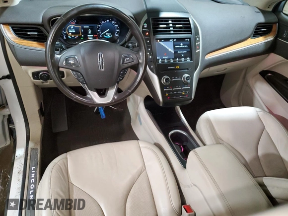 2019 Lincoln MKC Select z VIN 5LMCJ2D9XKUL26052, wystawiony jako Copart lot #54118395 z przebiegiem 66 335 mil mil oraz Szkoda całkowita • Salvage title. Historia ofert i sprzedaży dostępna na DreamBid. Obrazek 8.