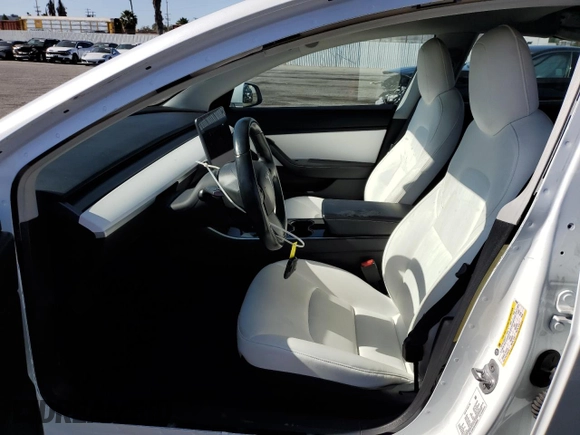 2018 Tesla Model 3 Long Range Battery z VIN 5YJ3E1EB7JF096808, wystawiony jako Copart lot #56592705 z przebiegiem 30 883 mil mil oraz Szkody całkowita. Historia ofert i sprzedaży dostępna na DreamBid. Obrazek 7.