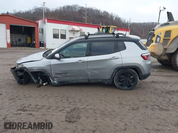 2018 Jeep Compass Latitude with VIN 3C4NJDBB2JT298810, listed as a IAAI auction lot 41497189 with 111,013 mi miles. Bid and sale history available at carsss.com. Image 14.