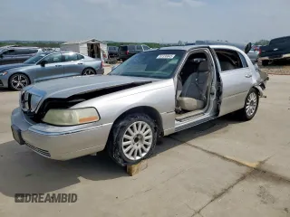 2003 Lincoln Town Car Signature с VIN 1LNHM82W43Y604255, выставлен на аукционе Copart как лот 51336845 с пробегом Не указан миль и Списание • Salvage title. История ставок и продаж доступна на DreamBid. Изображение 1.