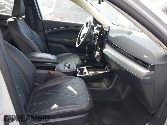 2022 Ford Mustang Mach-E Select z VIN 3FMTK1SS2NMA18639, wystawiony jako IAAI lot #41409332 z przebiegiem 8454 mil mil oraz . Historia ofert i sprzedaży dostępna na DreamBid. Obrazek 5.
