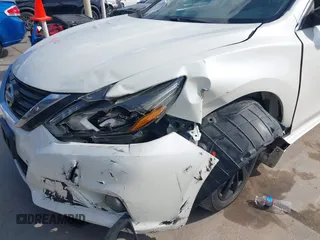 2017 Nissan Altima SV z VIN 1N4AL3AP3HC476185, wystawiony jako IAAI lot #40580202 z przebiegiem 118 710 mil mil oraz . Historia ofert i sprzedaży dostępna na DreamBid. Obrazek 6.