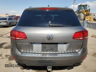 2013 Volkswagen Touareg Sport с VIN WVGEP9BP0DD010408, выставлен на аукционе Copart как лот 75854084 с пробегом 159 863 миль миль и Списание • Salvage title. История ставок и продаж доступна на DreamBid. Изображение 6.