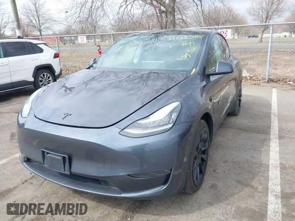 2021 Tesla Model Y Standard Range z VIN 5YJYGDED2MF118205, wystawiony jako IAAI lot #41785040 z przebiegiem 63 628 mil mil oraz . Historia ofert i sprzedaży dostępna na DreamBid. Obrazek 17.