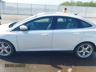2016 Ford Focus Titanium z VIN 1FADP3J23GL358772, wystawiony jako IAAI lot #42103694 z przebiegiem 85 290 mil mil oraz . Historia ofert i sprzedaży dostępna na DreamBid. Obrazek 14.