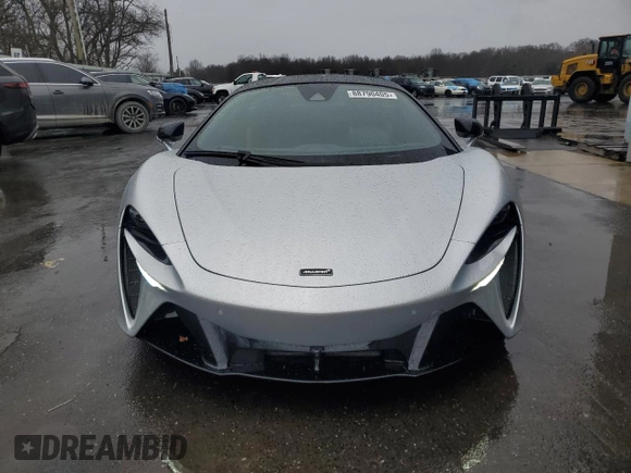 2023 McLaren Artura z VIN SBM16AEA4PW001953, wystawiony jako Copart lot #88790405 z przebiegiem 6864 mil mil oraz Nie do naprawy. Historia ofert i sprzedaży dostępna na DreamBid. Obrazek 5.