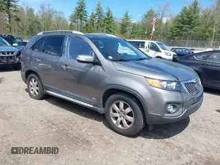 2012 Kia Sorento LX z VIN 5XYKTDA61CG278673, wystawiony jako IAAI lot #42194091 z przebiegiem 220 184 mil mil oraz . Historia ofert i sprzedaży dostępna na DreamBid. Obrazek 1.