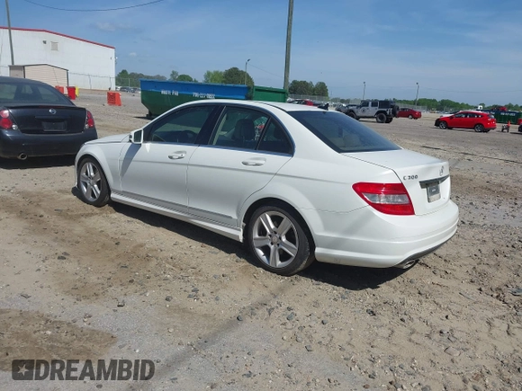 2010 Mercedes-Benz C 300 Sport z VIN WDDGF8BB2AF441997, wystawiony jako IAAI lot #42070921 z przebiegiem 104 467 mil mil oraz . Historia ofert i sprzedaży dostępna na DreamBid. Obrazek 3.