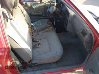 1993 Toyota Pickup DX z VIN JT4RN81P1P5162011, wystawiony jako IAAI lot #41721589 z przebiegiem 207 489 mil mil oraz . Historia ofert i sprzedaży dostępna na DreamBid. Obrazek 5.