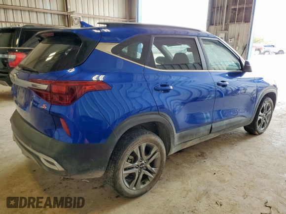 2021 Kia Seltos S z VIN KNDEU2AA7M7227096, wystawiony jako Copart lot #58540325 z przebiegiem 42 322 mil mil oraz Czysty tytuł • Clean title. Historia ofert i sprzedaży dostępna na DreamBid. Obrazek 3.