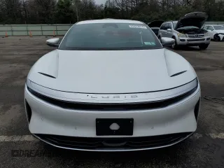 2023 Lucid Air Pure z VIN 50EA1PFAXPA006463, wystawiony jako Copart lot #65423074 z przebiegiem 4488 mil mil oraz Szkody całkowita. Historia ofert i sprzedaży dostępna na DreamBid. Obrazek 5.